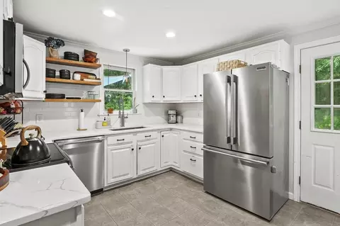Kitchen - 16 Carrier Ln, Sutton, MA 01590 photo 2 of 2