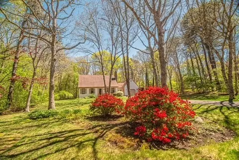 10 Little Acorn Ln, Sandwich, MA 02644