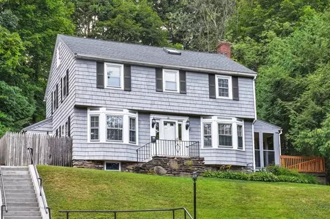 28 Saint Elmo Rd, Worcester, MA 01602