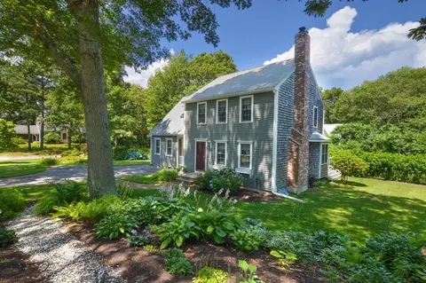 3 Old Barn Ln, Forestdale, MA 02644