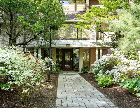 206 Allandale Rd #3C, Chestnut Hill, MA 02467