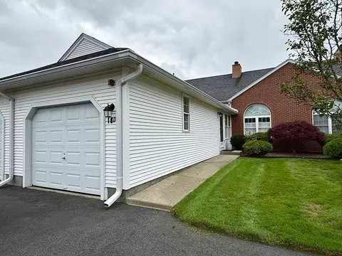 18 Castle Hill Rd # D, Agawam, MA 01001