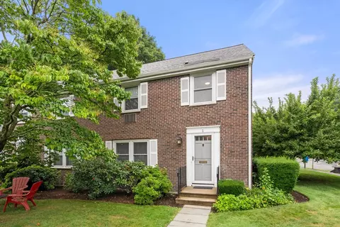2 Town House Dr #2, Newton, MA 02460