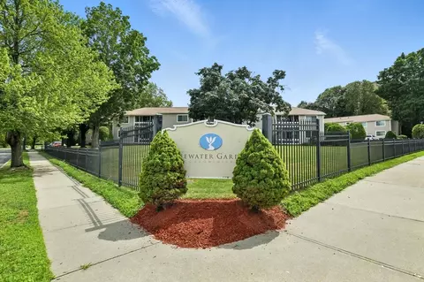 40 Saint Kolbe Dr #D, Holyoke, MA 01040