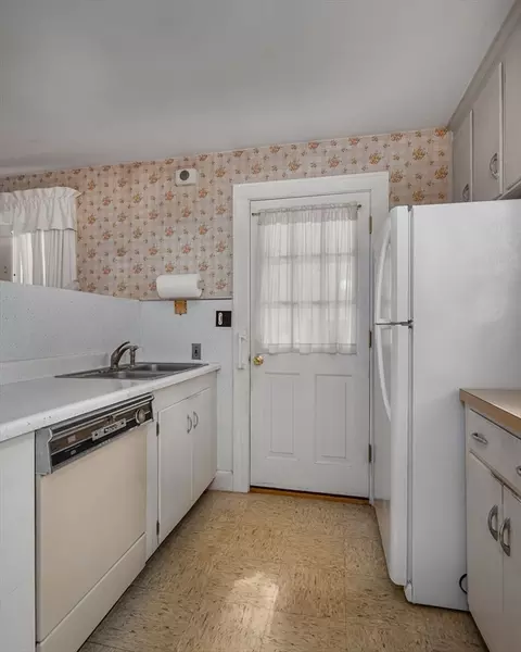 51 Taft Ave, Easthampton, MA 01027 photo 8