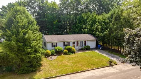 23 Saffron Cir, Springfield, MA 01129 photo 2
