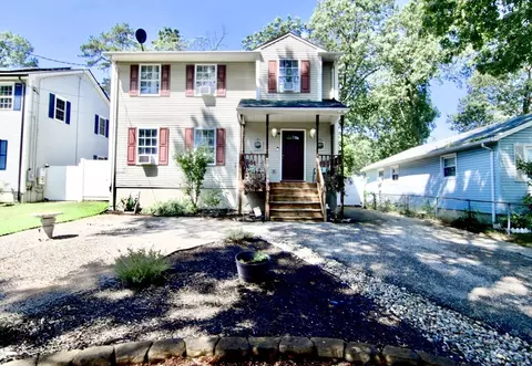 24 Arliss St, Springfield, MA 01109