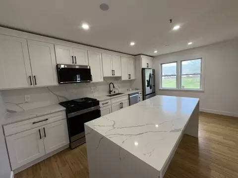 94 Tennis Plaza Rd #17, Dracut, MA 01826