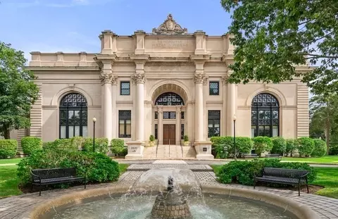 2420 Beacon #402, Chestnut Hill, MA 02467