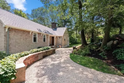 17 Woodcrest Rd, Manchester, MA 01944