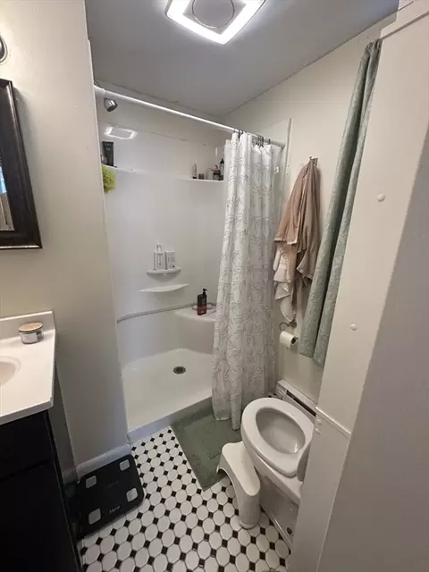 Bath - 1 Dayton Pl, Worcester, MA 01609 photo 3 of 3