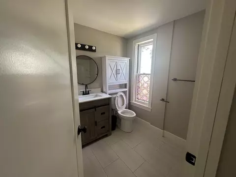Bath - 1 Dayton Pl, Worcester, MA 01609 photo 1 of 3