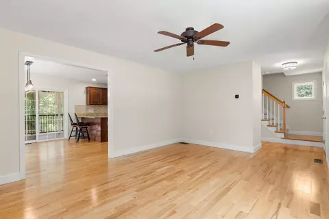 Living - 9 Bartlett St, Salisbury, MA 01952 photo 3 of 5