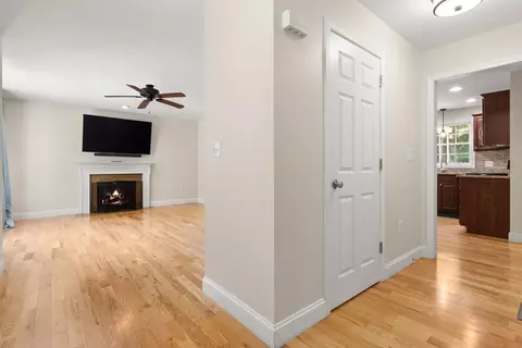 Entry Way - 9 Bartlett St, Salisbury, MA 01952 photo 1 of 2