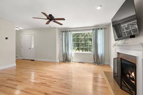 Living - 9 Bartlett St, Salisbury, MA 01952 photo 1 of 5