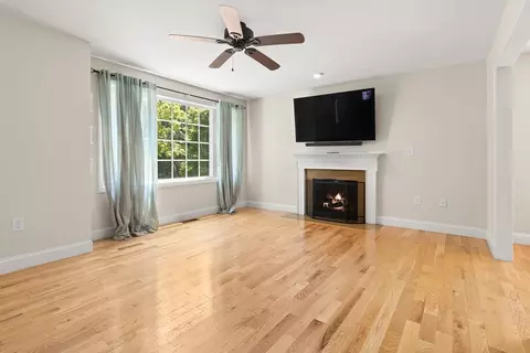 Living - 9 Bartlett St, Salisbury, MA 01952 photo 4 of 5