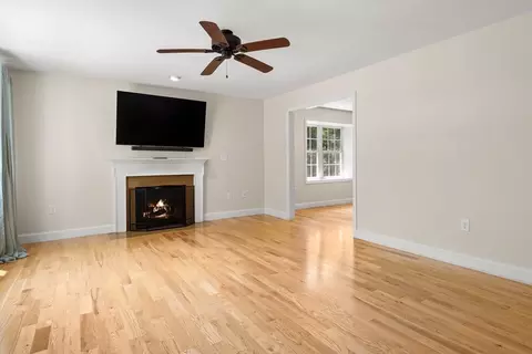 Living - 9 Bartlett St, Salisbury, MA 01952 photo 2 of 5