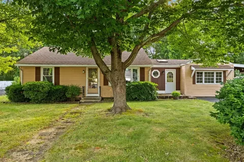 12 Oak Ter, Bellingham, MA 02019