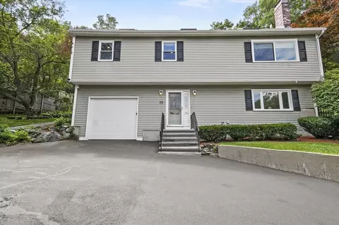 35 Sylvanus Wood Ln, Woburn, MA 01801