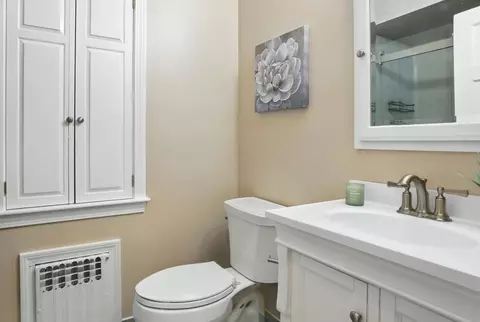 Bath - 10 Thorndike St, Reading, MA 01867 photo 1 of 2