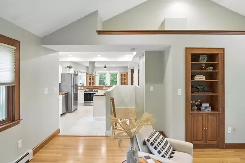 Entry Way - 10 Thorndike St, Reading, MA 01867 photo 4 of 7