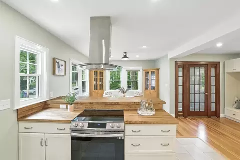 Kitchen - 10 Thorndike St, Reading, MA 01867 photo 2 of 6