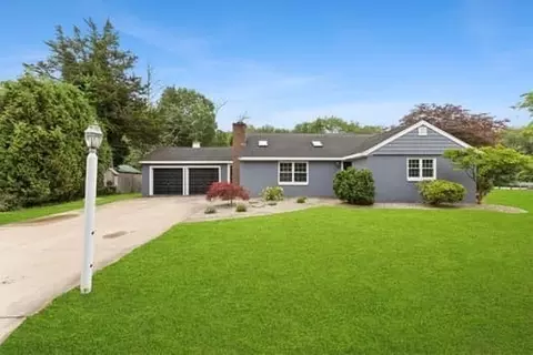 15 Circuit Dr, Rehoboth, MA 02769