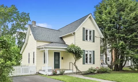 62 Crest St, Concord, MA 01742