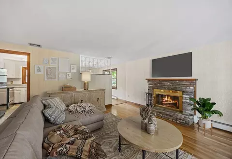 Living - 152 Bridge St, Beverly, MA 01915 photo 1 of 3