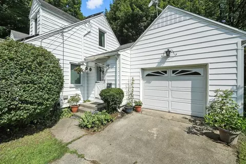 33 West St, Easthampton, MA 01027 photo 3