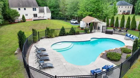 Exterior - 9 Vincent Rd, Mendon, MA 01756 photo 7 of 8