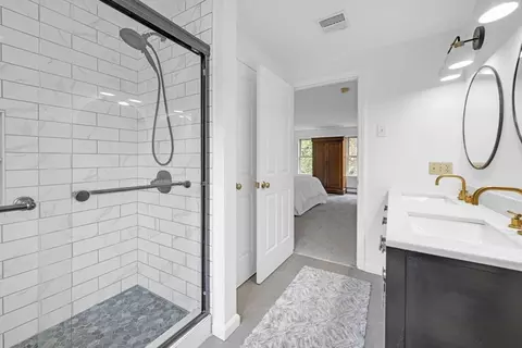 Bath - 9 Vincent Rd, Mendon, MA 01756 photo 3 of 4
