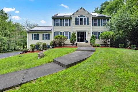 9 Vincent Rd, Mendon, MA 01756