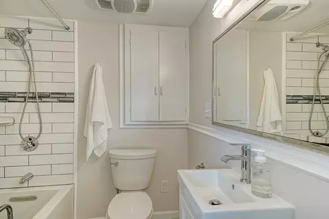 Bath - 9 Stonecleve Rd, Wellesley, MA 02482 photo 1 of 3