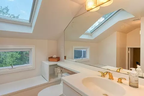 Bath - 9 Stonecleve Rd, Wellesley, MA 02482 photo 2 of 3