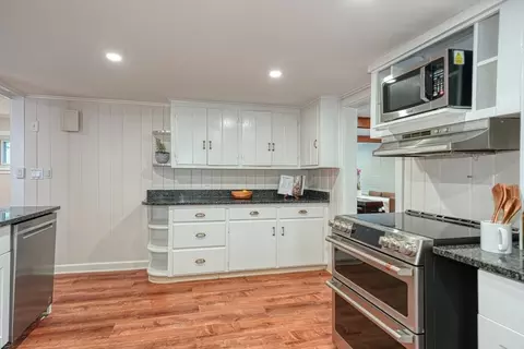 Kitchen - 9 Stonecleve Rd, Wellesley, MA 02482 photo 4 of 4