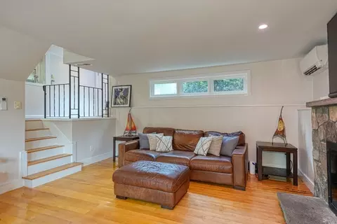 Living - 9 Stonecleve Rd, Wellesley, MA 02482 photo 2 of 3