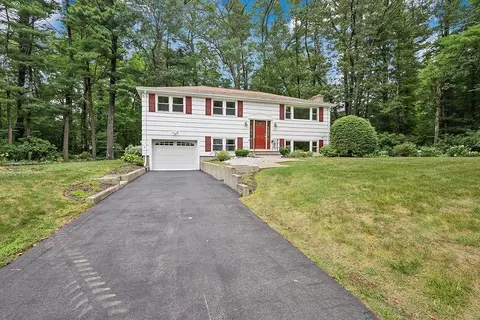 12 Lafayette Ln, Norfolk, MA 02056