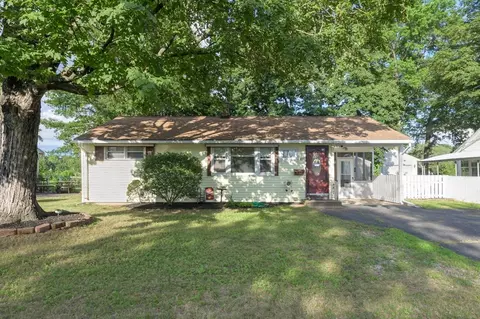 87 Wakefield St, Springfield, MA 01151