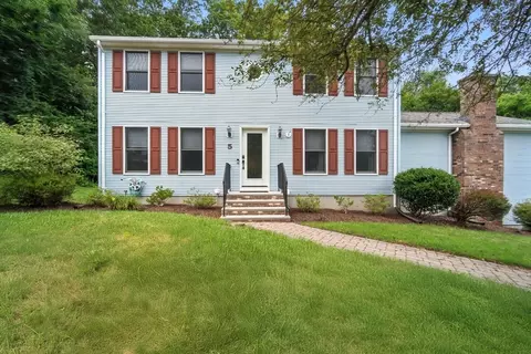 5 Brookside Dr, Agawam, MA 01030