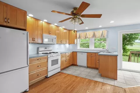 Kitchen - 200 Edgewater Dr, Framingham, MA 01702 photo 2 of 4