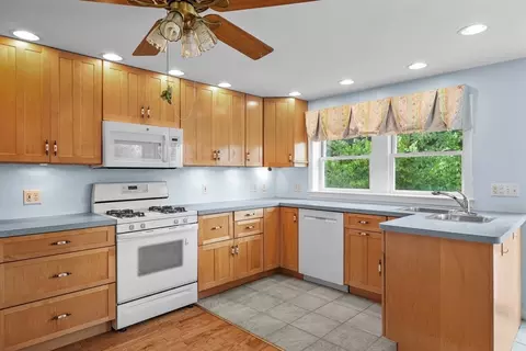 Kitchen - 200 Edgewater Dr, Framingham, MA 01702 photo 3 of 4