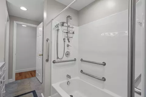 Bath - 200 Edgewater Dr, Framingham, MA 01702 photo 3 of 4