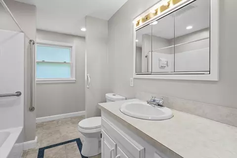Bath - 200 Edgewater Dr, Framingham, MA 01702 photo 2 of 4