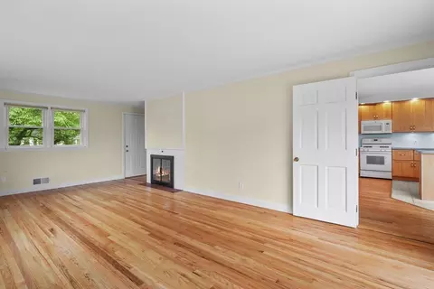 Living - 200 Edgewater Dr, Framingham, MA 01702 photo 3 of 4