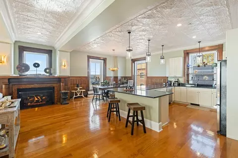 423 Hope St #C, Bristol, RI 02809