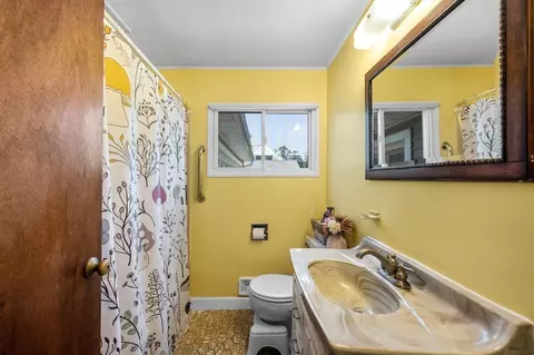 Bath - 36 Yamaska Rd, Springfield, MA 01118 photo 1 of 3