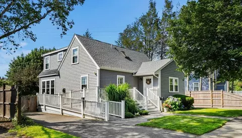 61 Memorial Dr, Salem, MA 01970