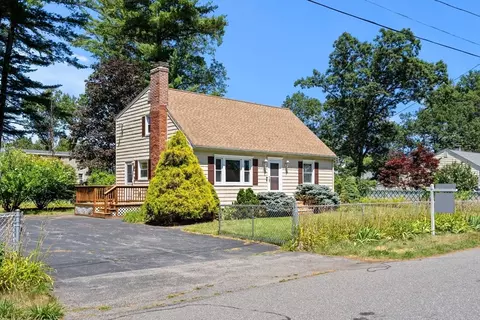 31 Dartmouth Dr, Billerica, MA 01821