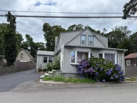 585 Hancock St, Tiverton, RI 02878